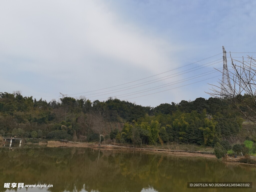 湖畔山林风景