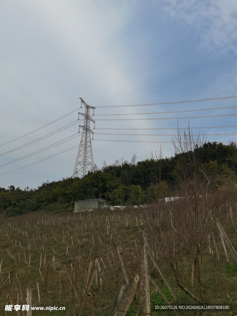 田野上的高压输电塔