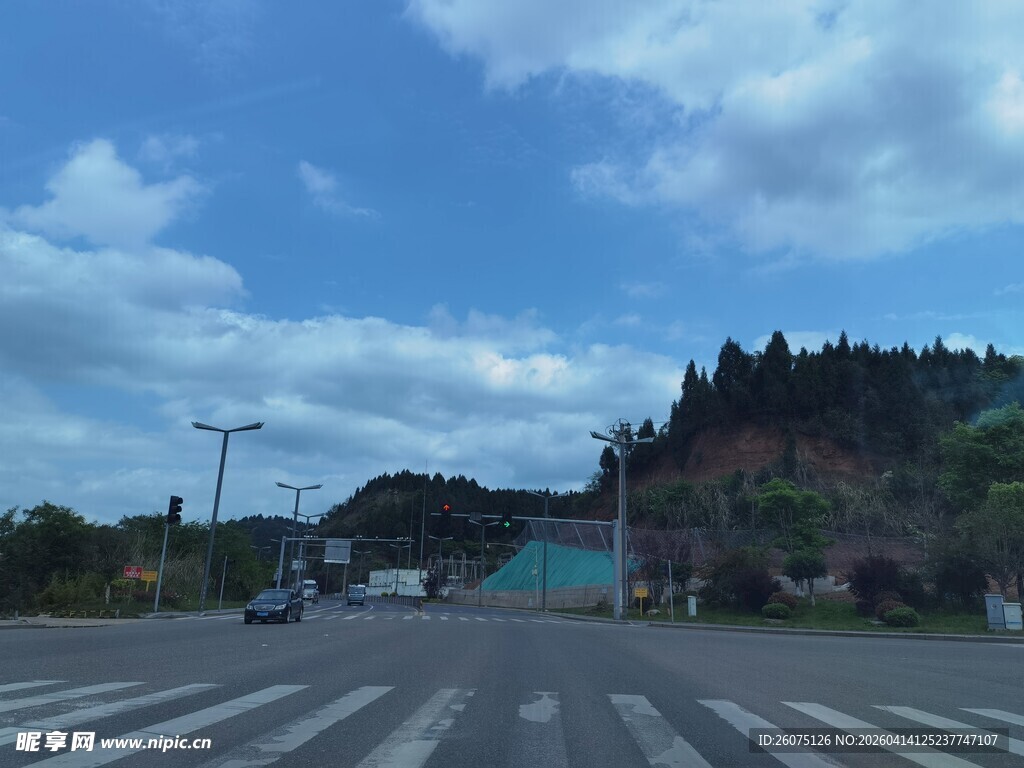 宽阔公路与蓝天白云风景