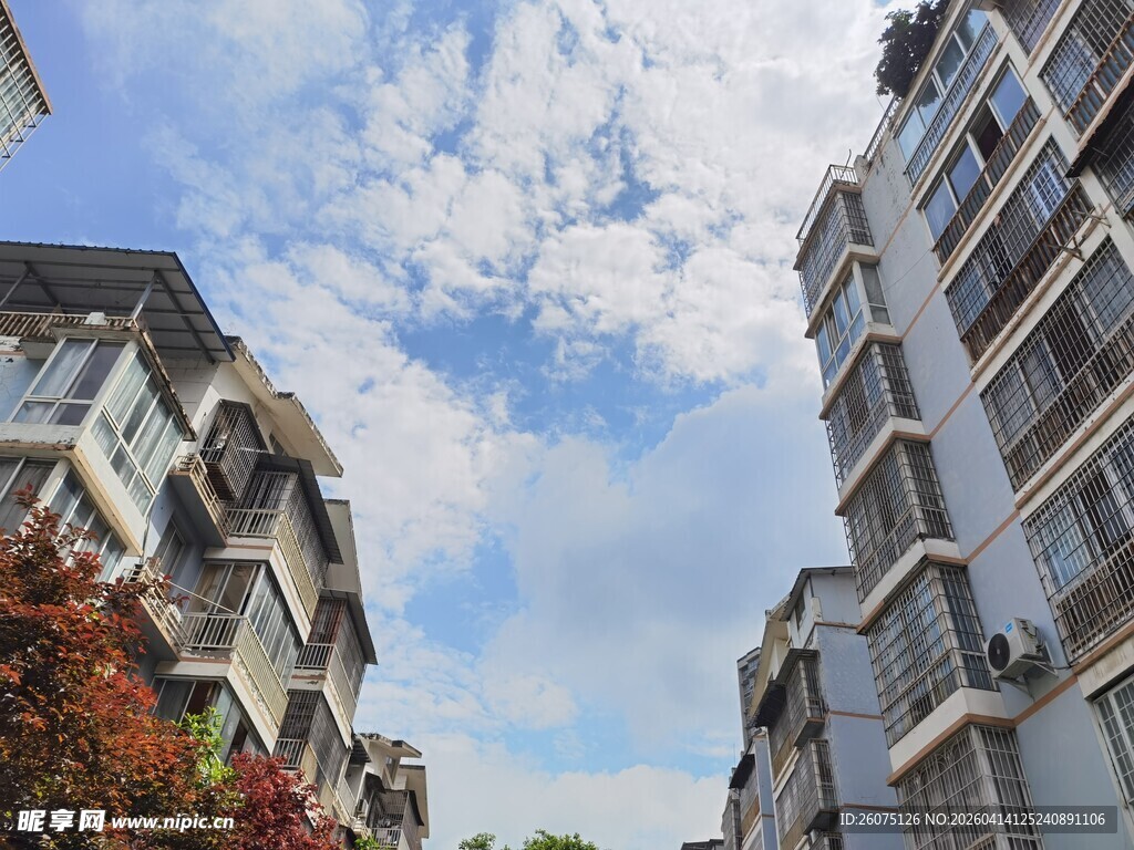 城市楼宇间的晴朗天空