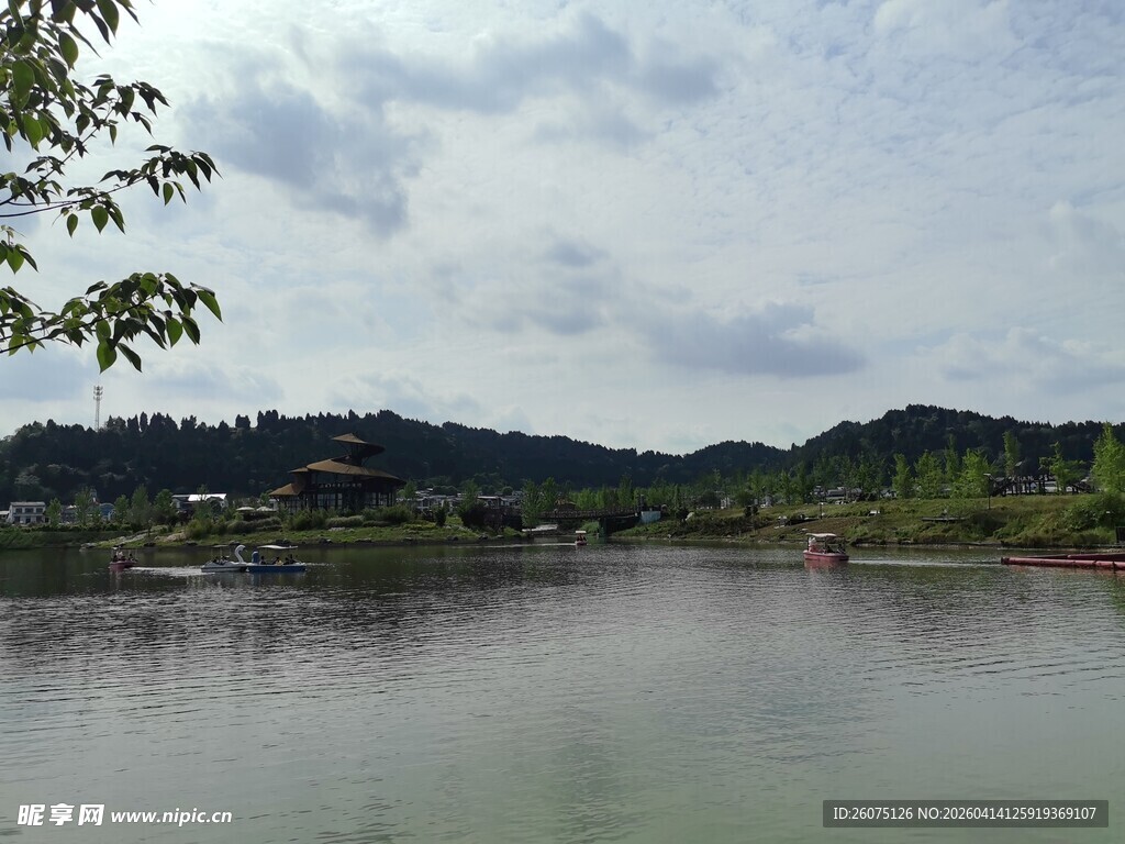 宁静湖畔自然风光