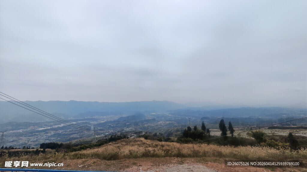 山间远景云雾缭绕之景