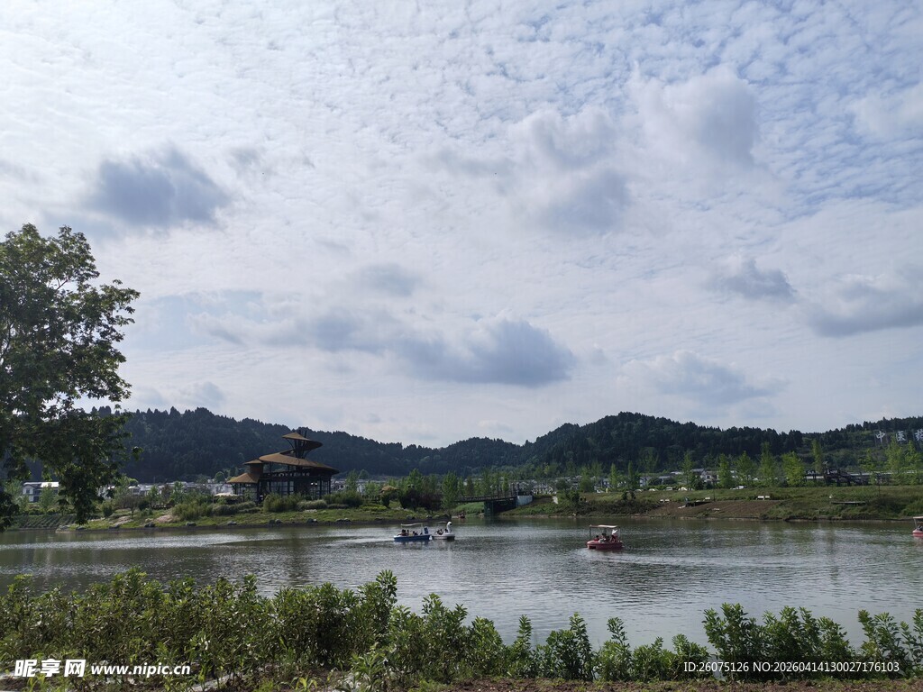 湖畔风光远山近树映蓝天