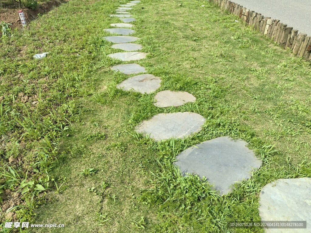 石板小径穿青草