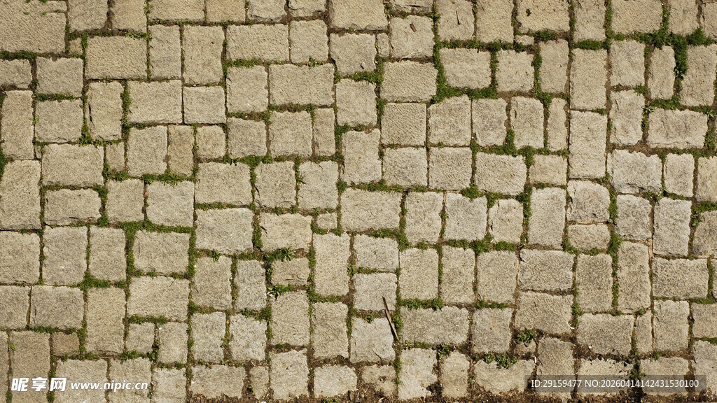 古朴石砖铺就的路面纹理
