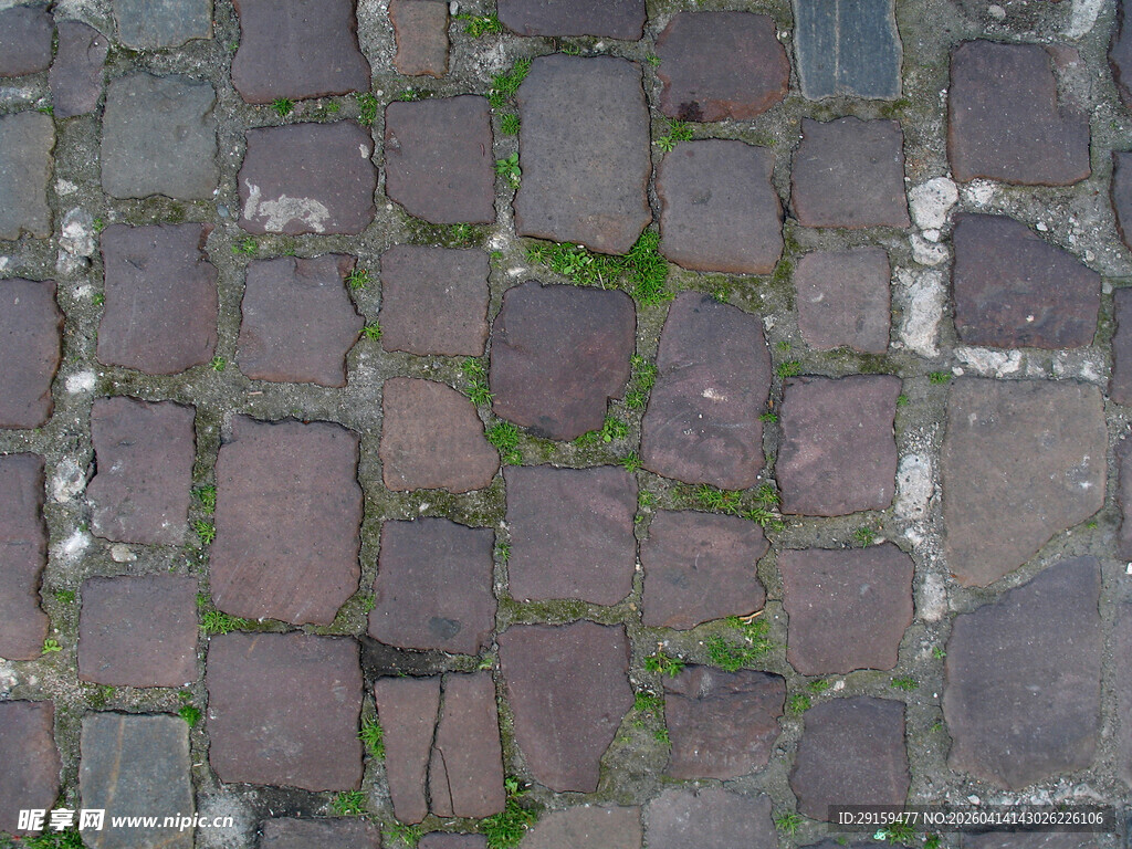 石板铺就的古朴地面