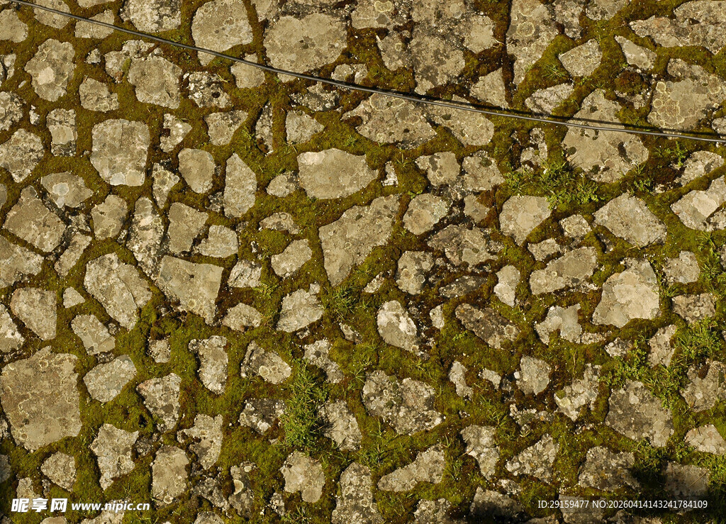 石板铺就的古朴地面