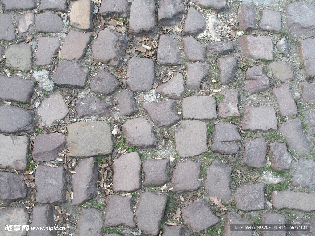 石板铺就的古朴路面