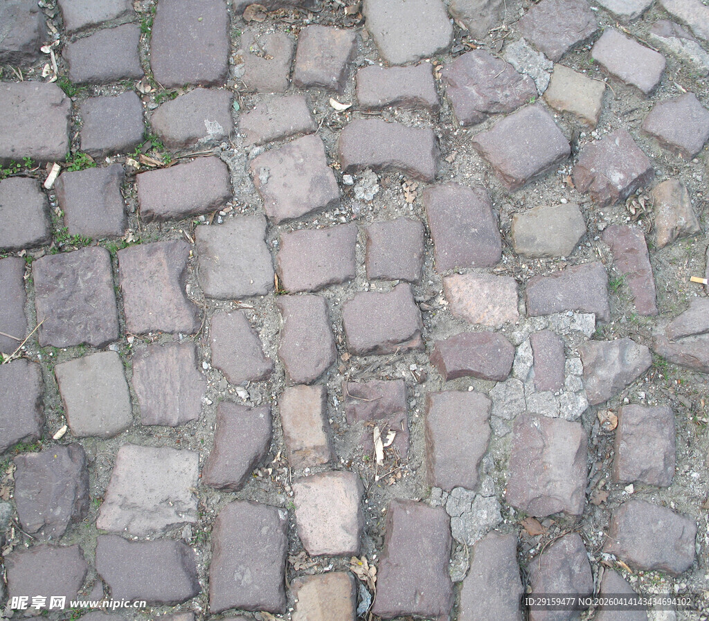 石块铺就的古朴路面