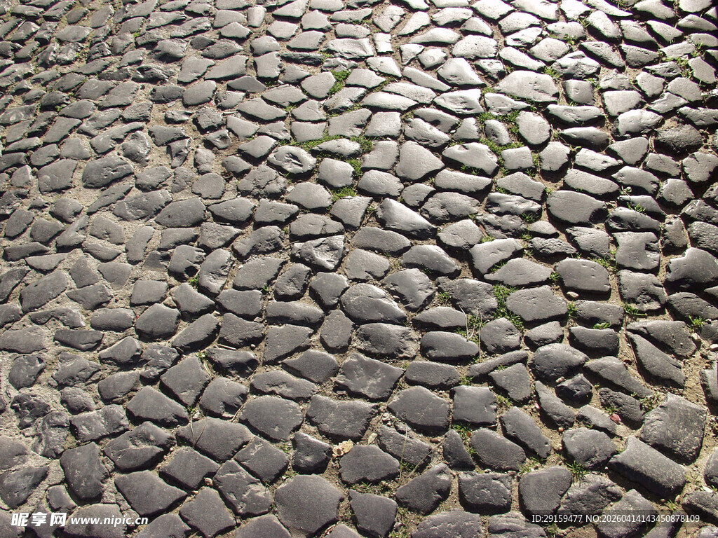 鹅卵石铺就的古朴路面