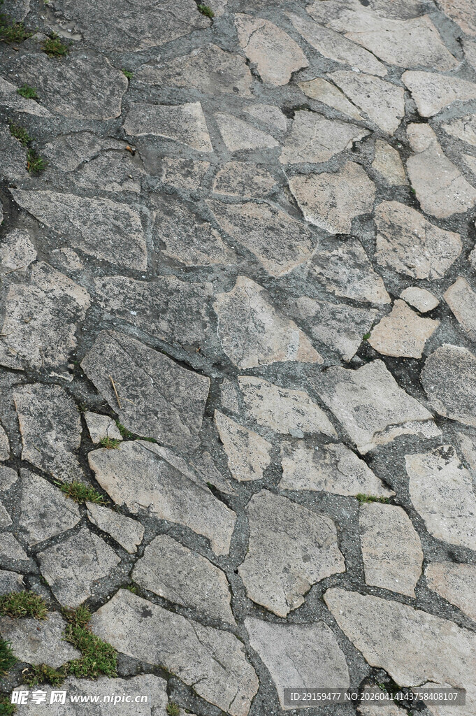 石板铺就的古朴路面