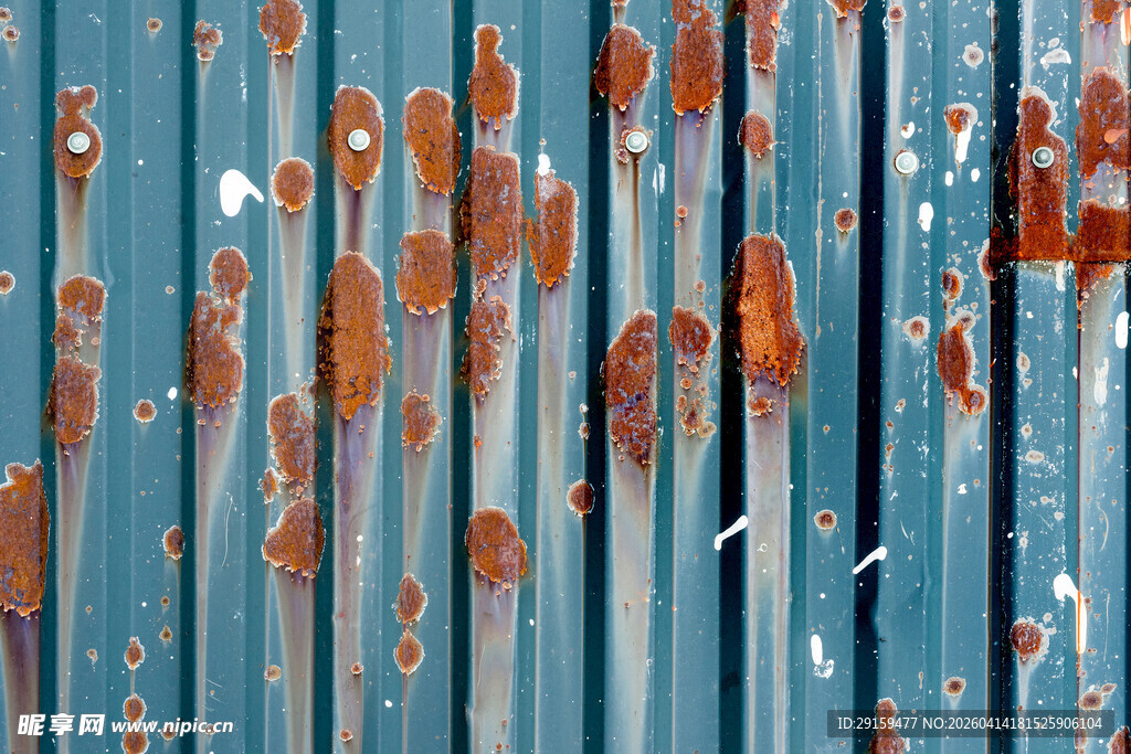 蓝色金属板上的斑驳锈迹