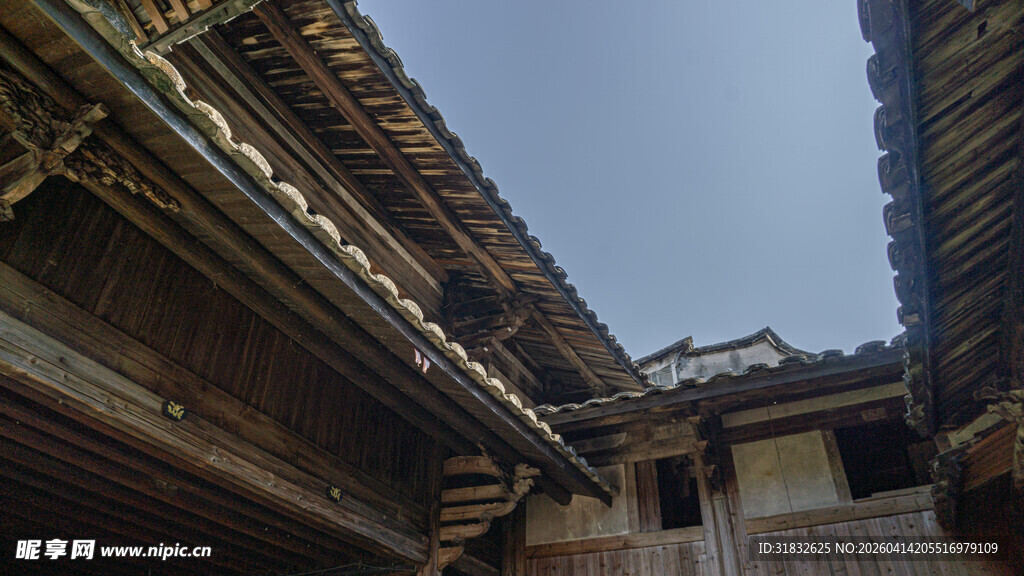 古旧建筑内部仰视景象