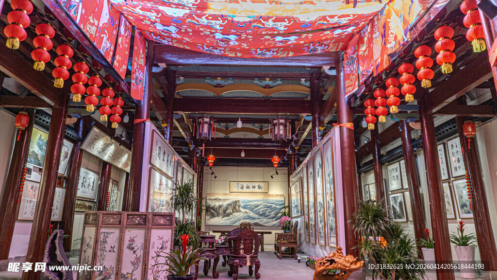 古街红灯笼装点的热闹景象