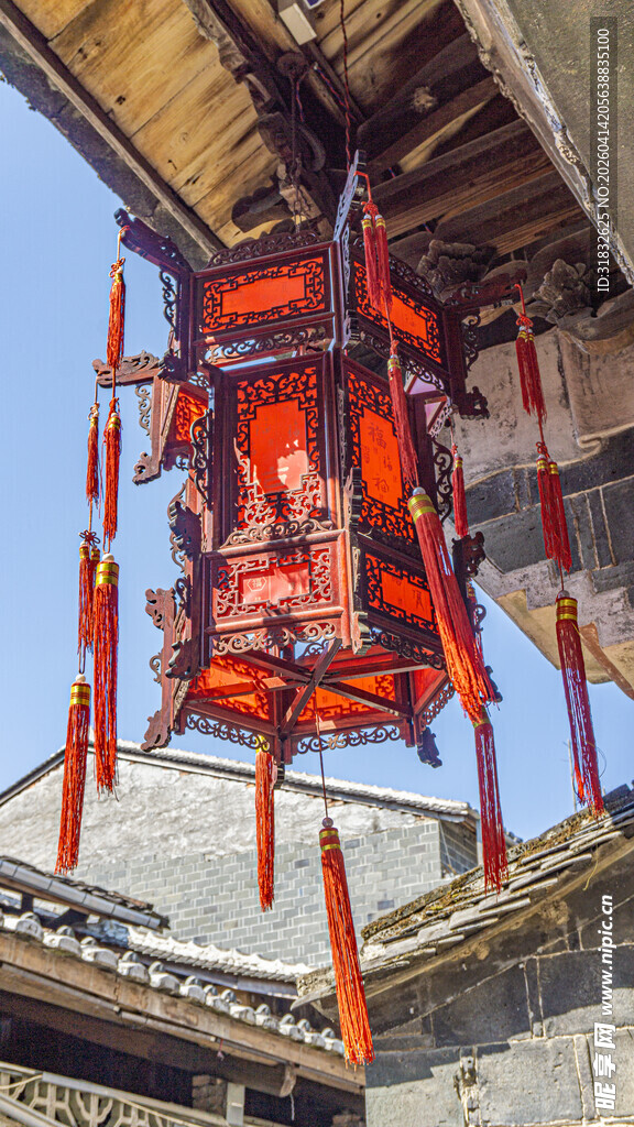 红色机械装置悬挂于建筑中