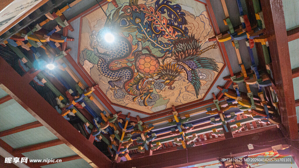 中式古建筑精美彩绘藻井