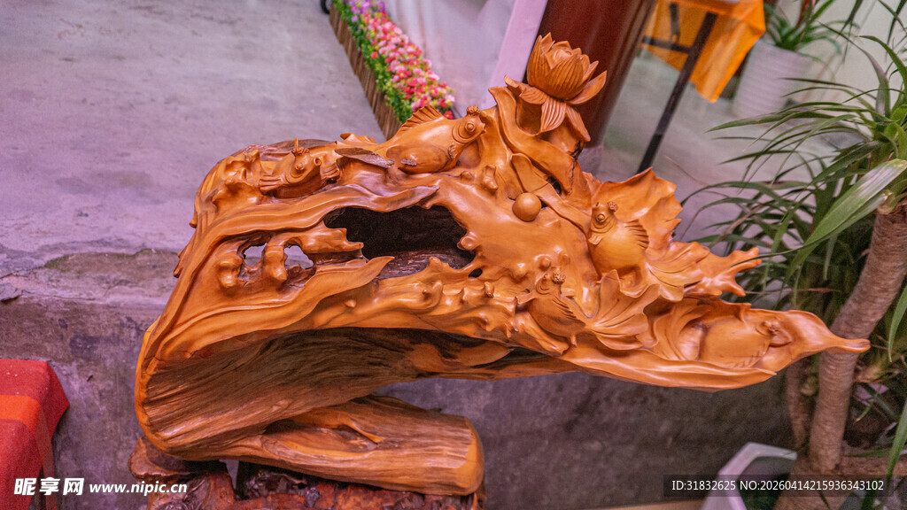 精美木雕龙头摆件