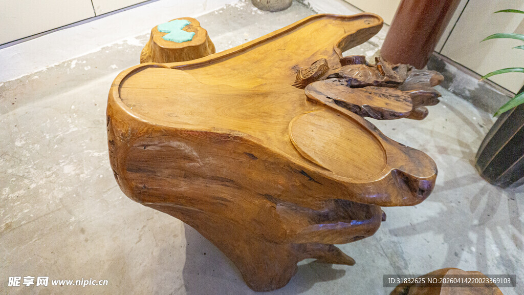 天然树根造型的木质茶几