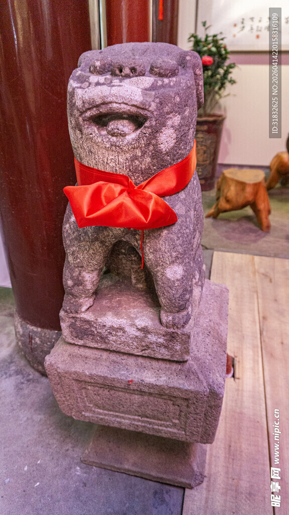 石狮子挂红绸 古雅吉祥