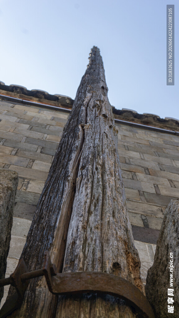 古老木桩与传统建筑一角