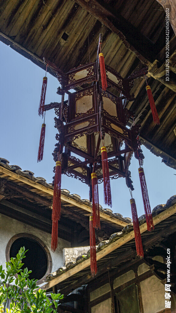 中式古建悬挂的精美灯笼