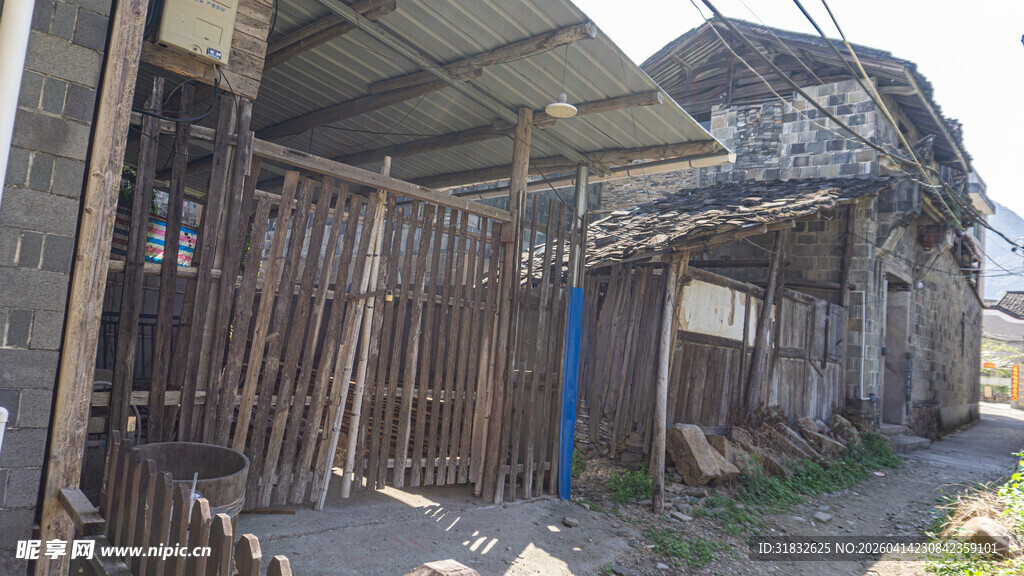 老旧木屋旁的简易木栅栏