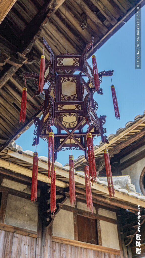 中式古建筑下的精美灯笼