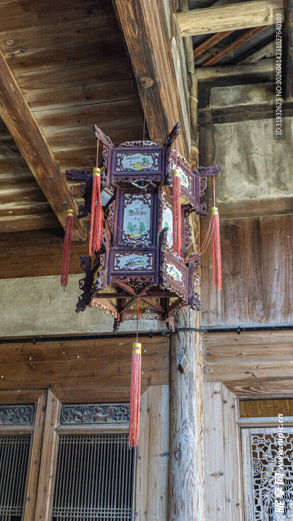 中式古建悬挂的传统灯笼