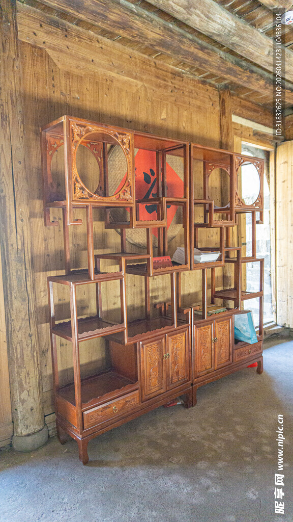 古朴中式书架陈列于室内