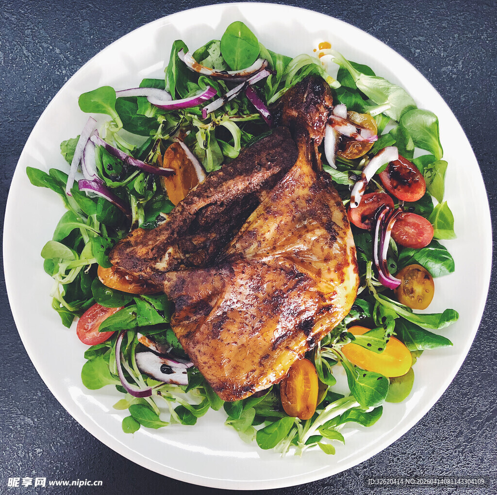 烤鸡配蔬菜沙拉