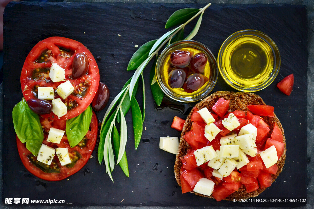 番茄芝士沙拉摆盘美食