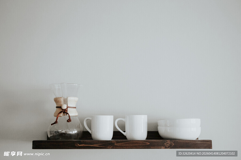 简约木制架上的白色杯饰