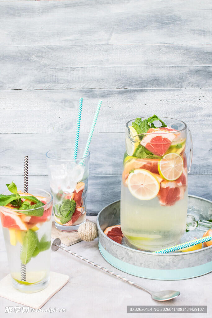 缤纷水果鸡尾酒饮品
