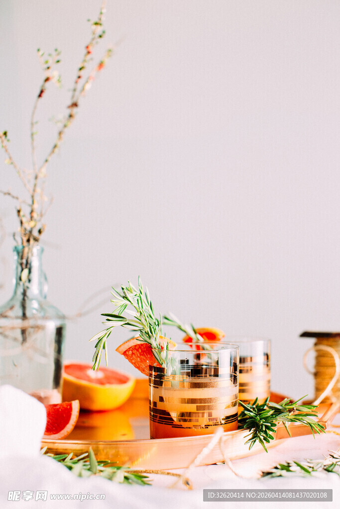 温馨餐桌布置与精致茶具