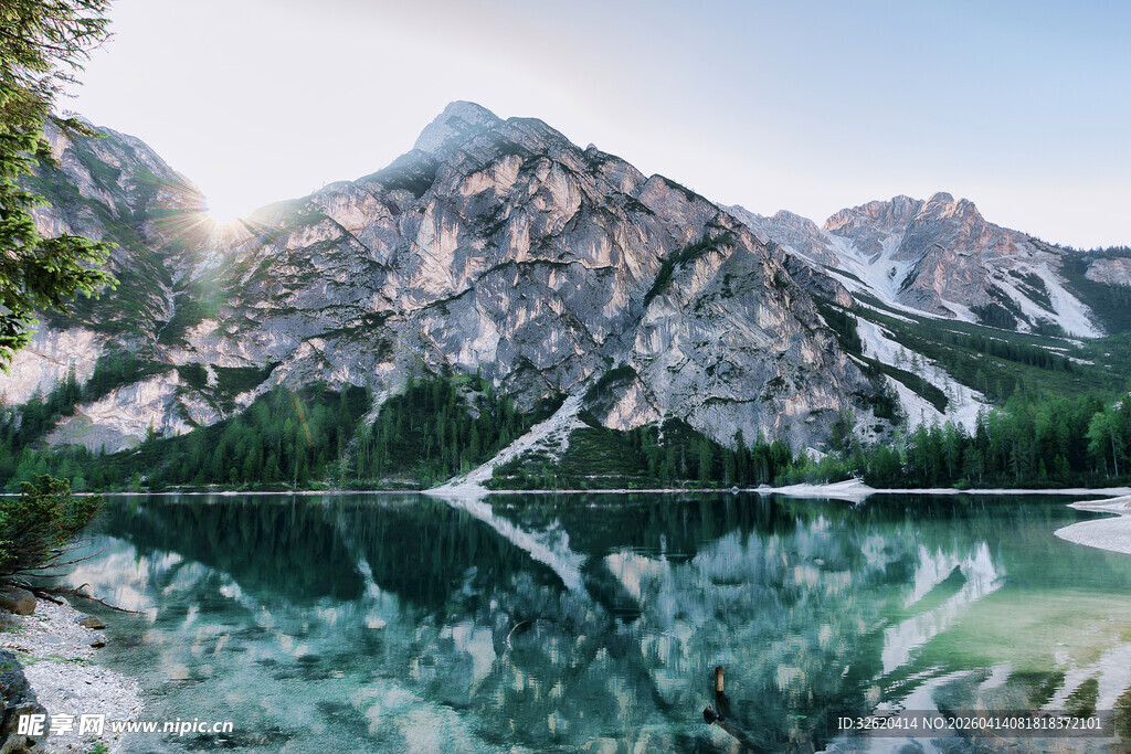 高山澄湖美景