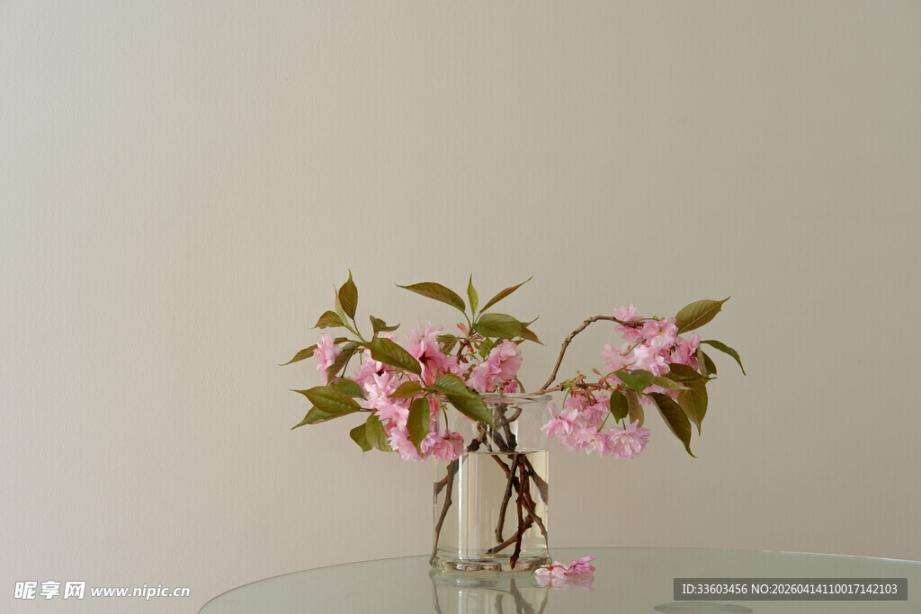 玻璃桌上的精致粉色插花
