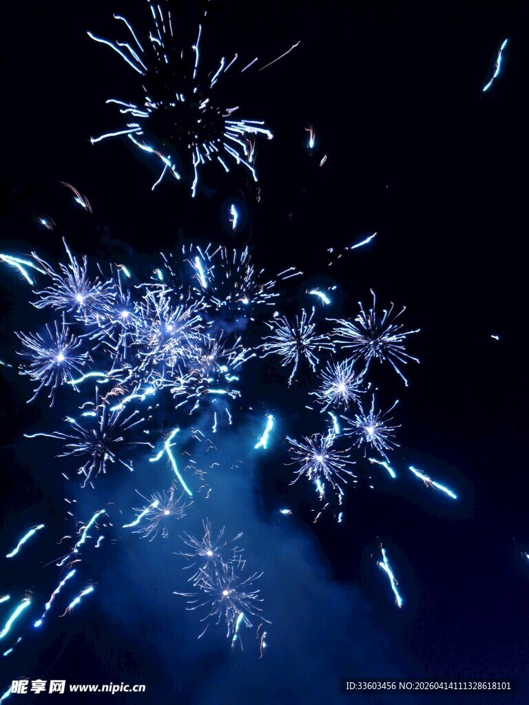 夜空中绚烂绽放的蓝色烟花