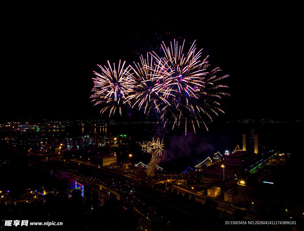 城市夜空绚烂烟花绽放