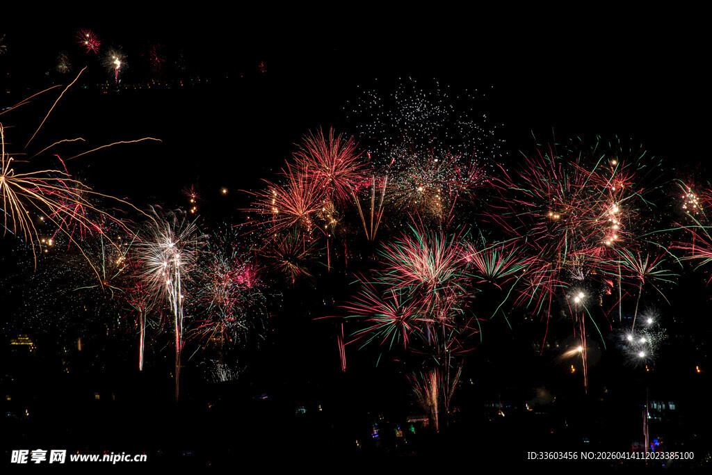 夜空中绚烂绽放的烟花