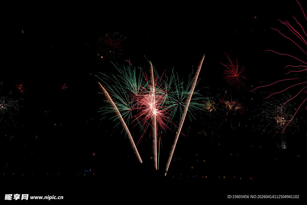 夜空中绚烂的烟花绽放