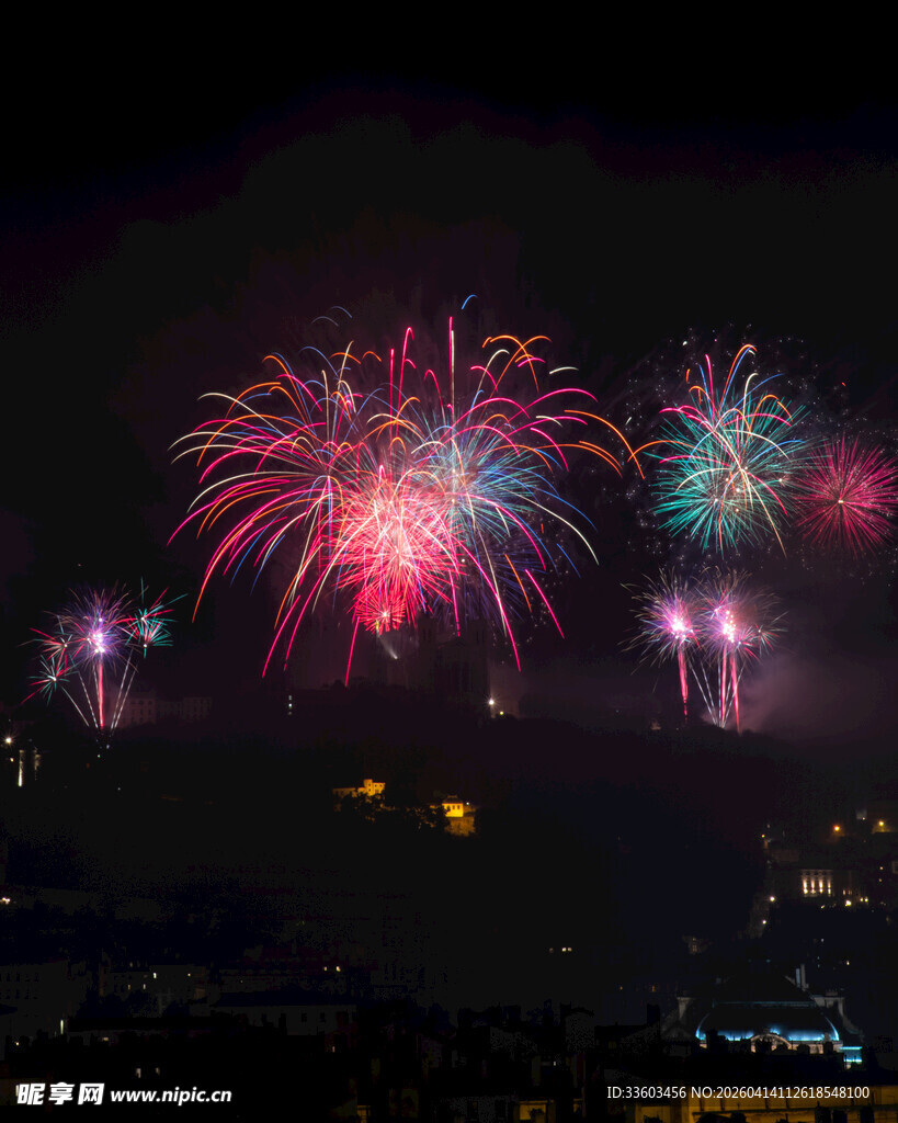 夜空中绚烂绽放的烟花