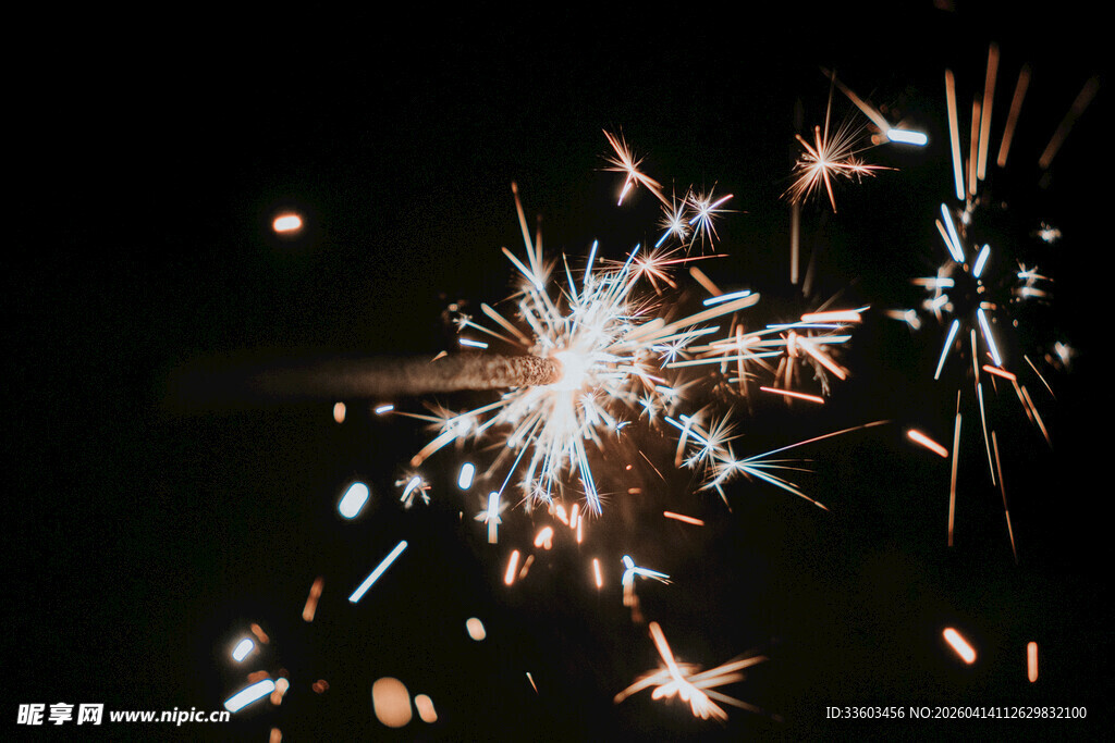 夜空中闪耀的绚烂烟花