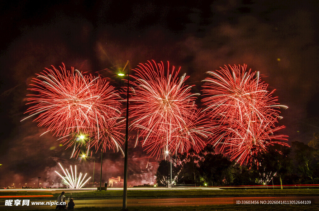 夜空中绚烂的红色烟花秀