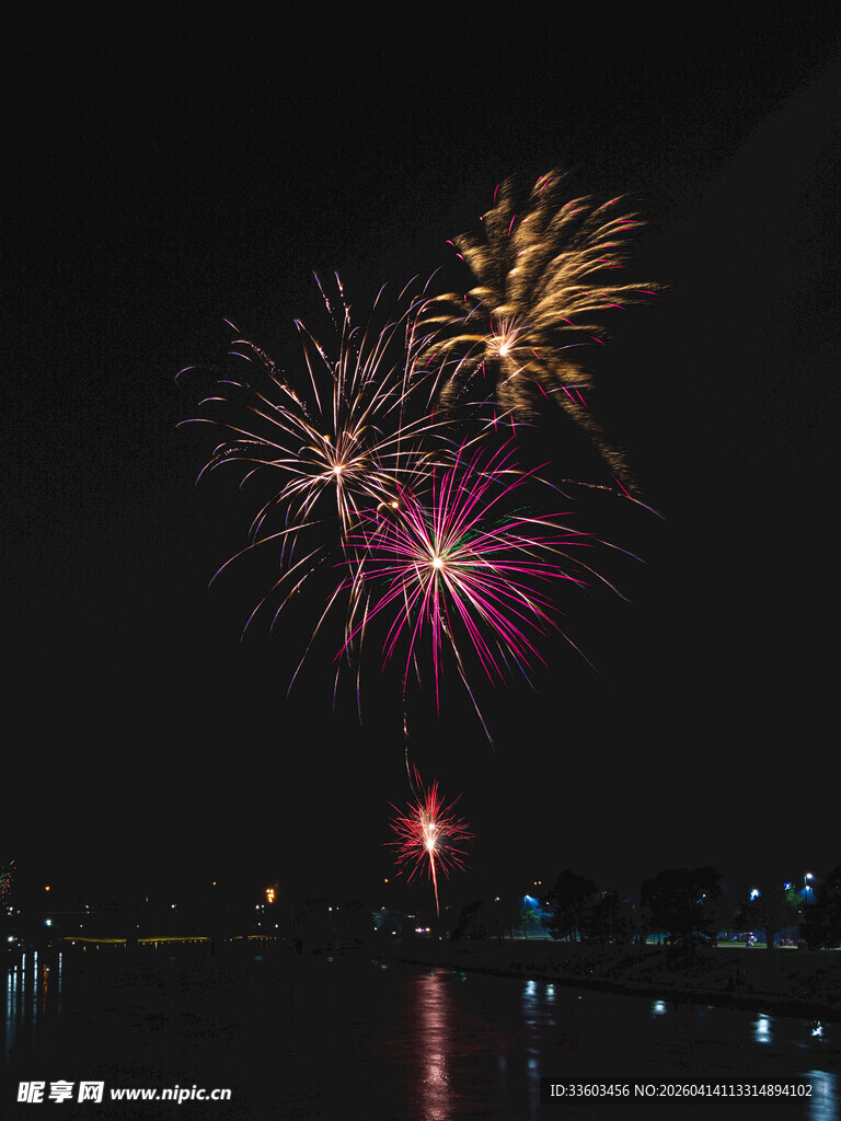 夜空中绚烂绽放的多彩烟花