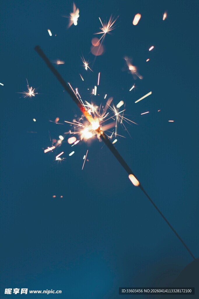 闪耀的手持烟花特写