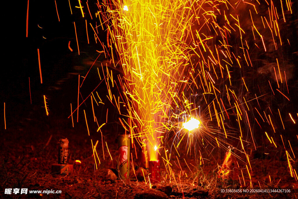 夜空中绚烂的烟花绽放