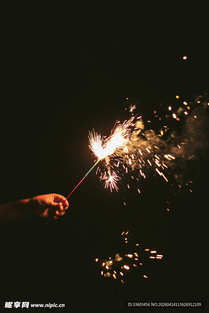手持烟花绽放的浪漫瞬间