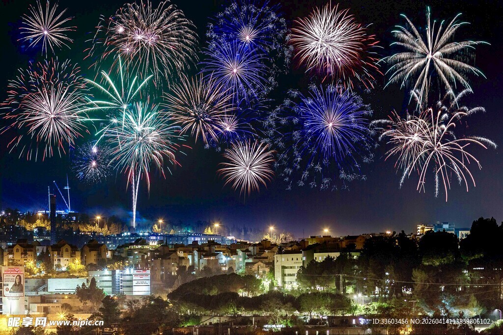 城市夜空绚烂烟花绽放