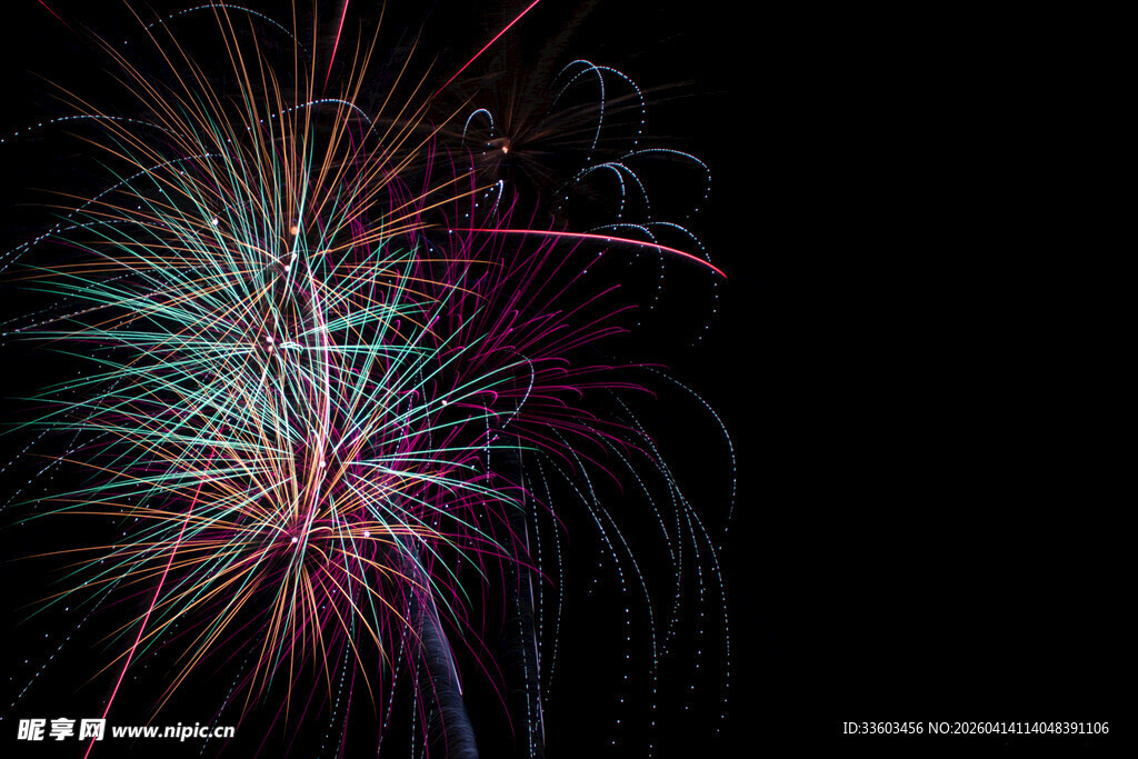 绚丽烟花绽放夜空