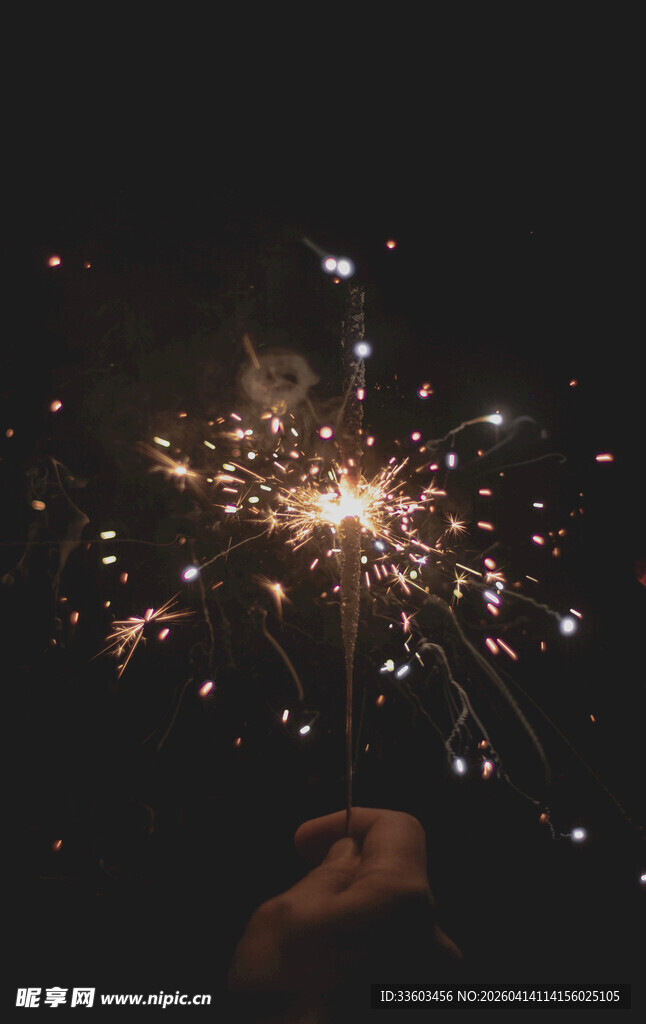 手持闪耀仙女棒的瞬间